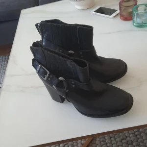 Snygga höstboots - Snygga boots i äkta skinn köpta i London. Orginalpris 1300 kr