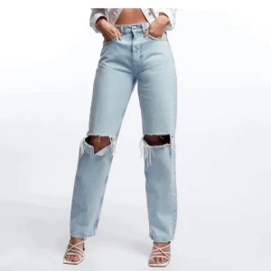 Jeans 90s - Säljer dessa asss snygga trendiga byxor för köpte tyvär i fel storlek och dem är slut på hemsidan aldrig använts, endast testade. Skriv om ni vill veta något mer:) 