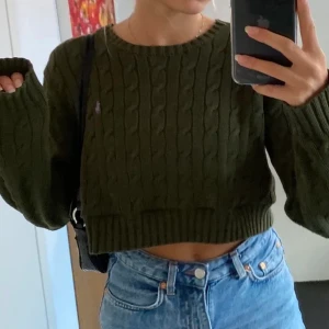 ralph lauren grön croppad tröja - Köpt här på plick, extrem fin ralph lauren tröja - men tyvärr för liten för mig! Just därför är dessa också lånade bilder från den förra säljaren!