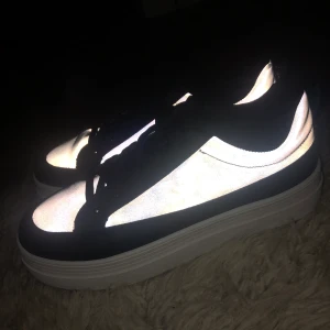 Reflekterande sneakers - Från Asos, strl 41 men små i storlek, passar mig som vanligtvis har strl 40. Frakten är inräknad i priset . Använda endast 1 gång