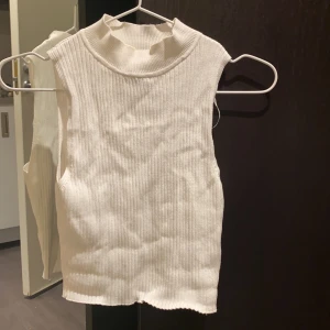 Ribbad topp  - Vit ribbad topp från H&M. Storlek XS. Sparsamt använd! 
