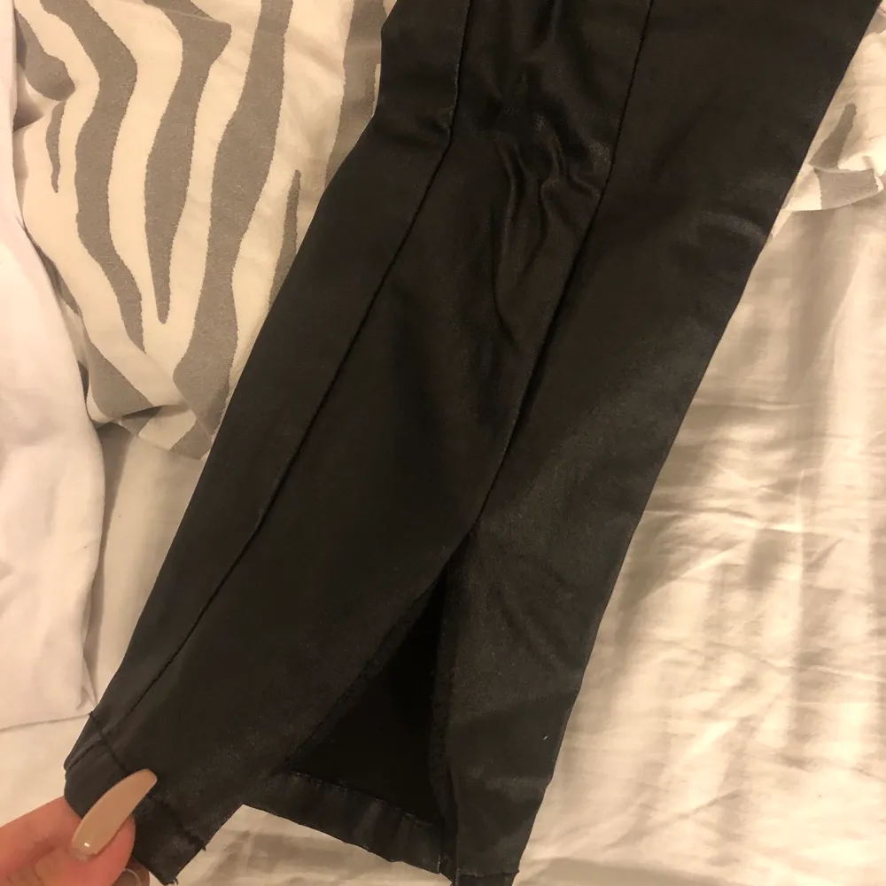 Skinnbyxor från missguided i storlek M med en slits längst ner på byxorna. Inga skador. Pris kan diskuteras . Jeans & Byxor.