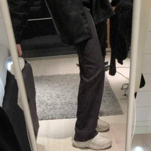 Snygga byxor - Snygga raka randiga byxor från nakd! Storlek 36 och i bra skick✨☁️ pris kan möjligen diskuteras vid snabb affär ✨