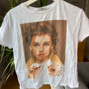 Graphic T-shirt - Säljer min tshirt från stradivarius i Paris! På trycket sitter det glitter och stenar💕💕 Den är verkligen såå fin men kommer ej till användning. Jag kan såklart stryka den om du vill det!
