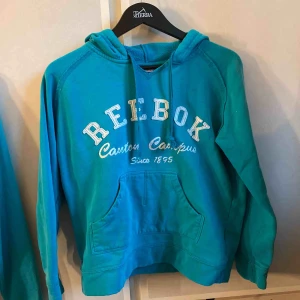  - En reebok hoodie som jag fått av min mamma. Så snygg vintage stil på den och den sitter ganska oversize på. Köparen står för frakt 
