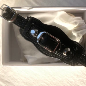 Balenciaga armband - Balenciaga armband. Svart länder. Köpt på Nathalie Schuteman för 2250kr. Inga slitningar osv. Hör av er ifall ni vill ha fler bilder.  
