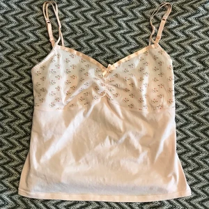 Super söt y2k linne💕 - Så sööööt linne som är stretchig och sitter skit bra på kroppen💕 frakt: 40