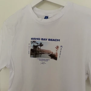 T-shirt - T-shirt med snyggt tryck, använd 1 gång! Köpt på herravdelningen. 