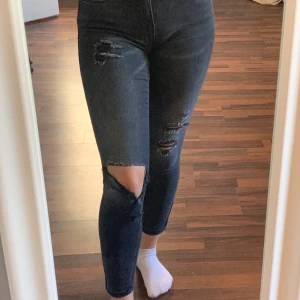 Jeans från Noisy May, strl W25 L30 - Fina mörkgråa jeans från Noisy May, bra skick! Säljer dem på grund av att jag ikte använder dem längre!🥰 130kr + 60kr frakt