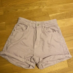 Lila shorts - Pastellila shorts. Säljer för att de är för små för mig. De är väldigt stretchiga i formen eftersom jag använt dem. Högmidjade även. Säljer för 100 kr + frakt. Frakten ligger på 66 kr. Alltså 166 kr sammanlagt.