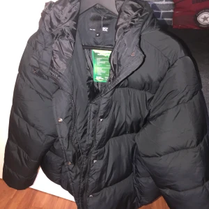Lager157 jacka - En svart fin dunjacka. Aldrig använd! Storlek M, nypris 400kr, säljer för 250kr