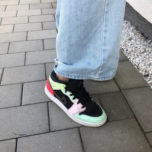 Air Jordan 1 sneakers - Här vill jag kolla intressekoll på mina fina Nike jordans skor som jag köpte på Farfetch (kvitto och kartong finns kvar) för ca 4 månader sedan. Köptes för 3990 kronor och kan nu tänka mig att sälja de för cirka 2000-2500 kronor då jag känner att det inte är min stil. :( och aldrig varit. Användt de max 10 gånger och inga skador på de! Målade längst frsm i samma färg som delen högst upp i mitten med bra skinn färg som jag även har kvar. Hör av er med frågor!!🥰