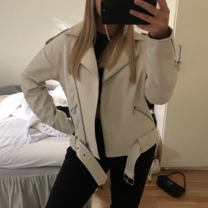 Beige skinnjacka - Säljer min super fina beiga skinnjacka som är från Nelly och som jag köpte förra veckan, alltså knappt använd. 