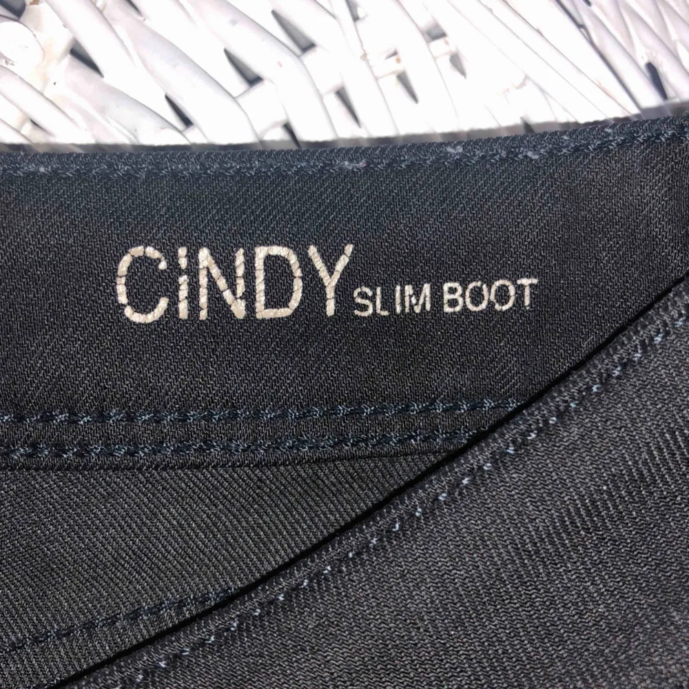 Helt oanvända svarta bootcut jeans köpta på NK för 1.500, märket är ”DL1961”. Väldigt sköna & stretchiga. Inklusive frakt & betalning sker via swish! (Mer info om frakt finns i beskrivningen). Jeans & Byxor.