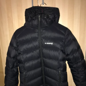  - En väldigt fin Everest jacka i fint skick. Passar storlek 38-40 då man kan justera storleken. Den är lite uppriven i en kant där bak men inget som stör! Kan fraktas men även mötas upp! Frakt ingår i priset. (Priset kan diskuteras.) nypris: 1300