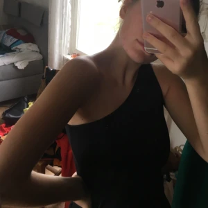  - Frakten ingår i priset! One-shoulder topp från hm aldrig använd✨ 