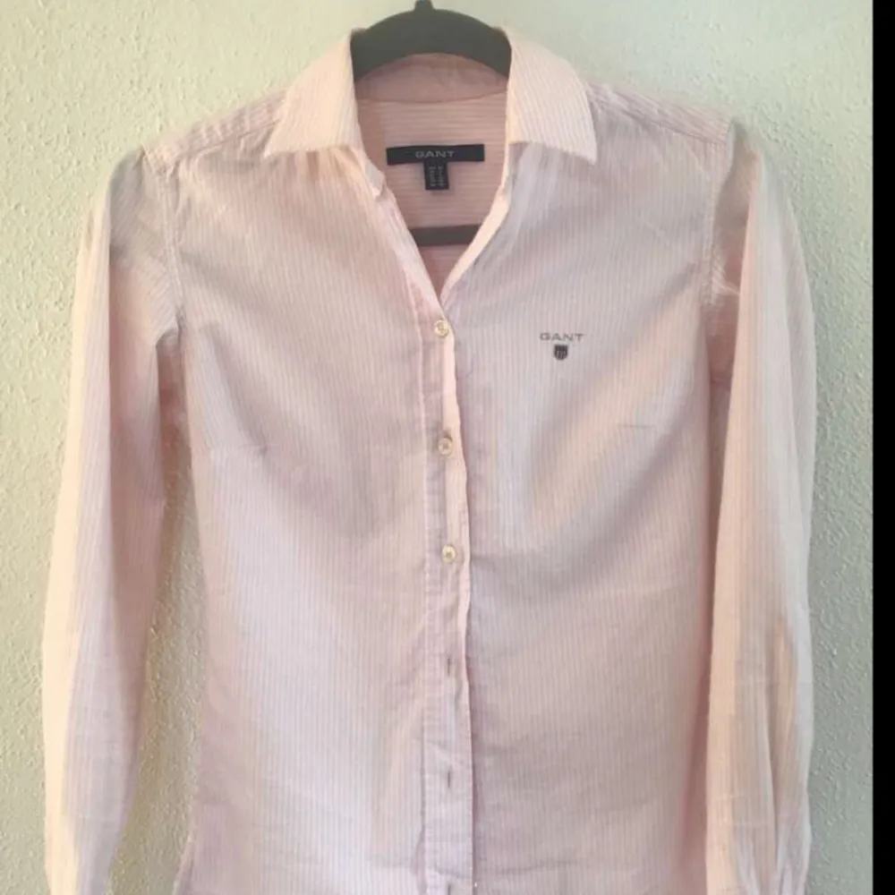 Rosa randig gantskjorta, använd fåtal gånger, köpare står för frakt. Skjortor.