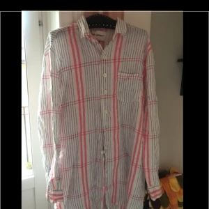  - Så snygg lång skjorta i 100% linne från our legacy. Inköpt nyligen på tradera, knappt använd av mig. Den är så snygg att ha oversized men kommer tyvärr inte till användning. 