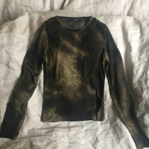  - Transparent tröja med lite batikkänsla i grönt. Supersnygg!! Köpare står för frakt, annars möts jag upp i Uppsala. 