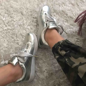  - Silvriga glansiga sneakers, med silvriga sidenband.