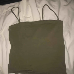  - Helt vanligt grönt linne, lite kortare i modellen.  Passar XS-S Använd 1 gång