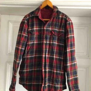  - Fodrad skjorta från Levis i trevligt använt skick. Mysigt höstvarm. 🍂🍁