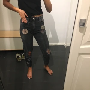  - Jeans med broderier och slitningar från Pull and Bear! Köparen står för frakt