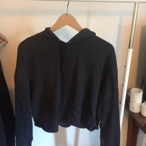  - Luvtröja från H%M. Köptes för 149kr säljes för 79kr. Är en lite kortarea variant. Stolen L men är som en M. 