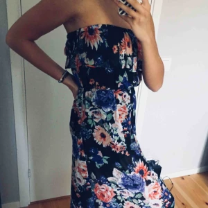  - Blommig axelbandslös maxiklänning 🌟🌟 Köparen står för frakt