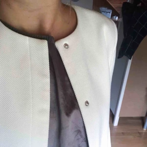  - Snygg stilren höst/vår kappa. Riktigt fräsch vit färg från Vero Moda 