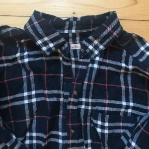  - Varm hollister skjorta