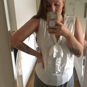  - En blus från kappahls märke hampton republic! Vit enkel med en knytdetalj där fram:)