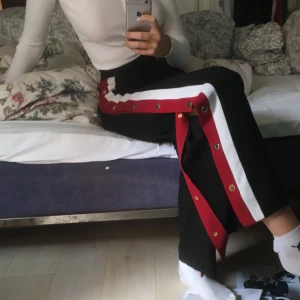  - Ett par festliga byxor från zara med röda/vita detaljer och guldiga knappar obs det går bara att knäppa upp så långt som jag har på bilden. Kan möttas på Södermalm eller posta (köparen står för frakten)❤️