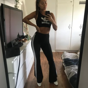  - Flarebyxor i stl onesize men skulle säga att dom passar en S eller en liten M. Köpta på Madlady, säljer både dom röda och svarta. Köparen står för frakten!:) 