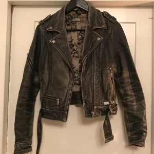  - Skinnjacka från jofama by kenza. Mycket fint skick om man bortser från bild 3. Passar 34-38 beroende på hur man vill att den ska sitta.  *Frakt ingår i priset👍🏼*