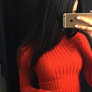  - jättefin orange tröja,så fin till hösten!slutar vid typ naveln. 60kr+frakt🧡