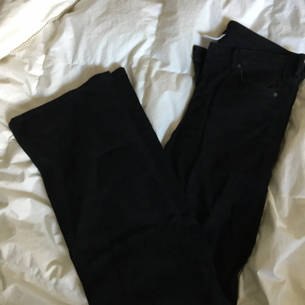 Svarta utsvängda jeans från HM! . Jeans & Byxor.