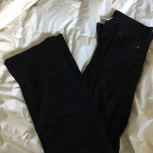 Svarta utsvängda jeans från HM! 