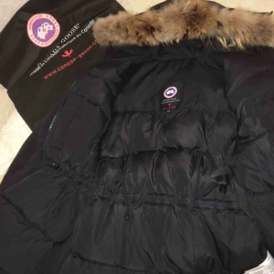  - Säljer min Canada goose vinterjacka i modellen Montebello. Använd fåtal gånger på grund av fel storlek. Kan hämtas i Södertälje eller fraktas den. Priset kan diskuteras vid snabb köp 