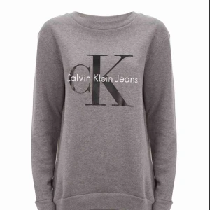 CALVIN KLEIN JEANS tröja - CALVIN KLEIN JEANS ICON LOGO SWEATSHIRT WOMENS SWEATSHIRTS. - Storlek: M - skick: nyskick. - färg: grå. - nypris: 999. Mitt pris: 350 kr. - köparen står för frakten 