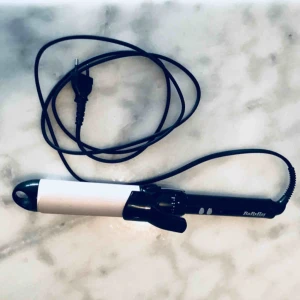  -  ”BABYLISS PRO 180 CURLING IRON 38MM” Använd 3 ggr, tror passar bättre till hår som är ca axellångt och kortare.  Några små märken på tången då den legat i en korg med andra hårverktyg. Upphämtning Bergshamra eller fraktas mot kostnad.