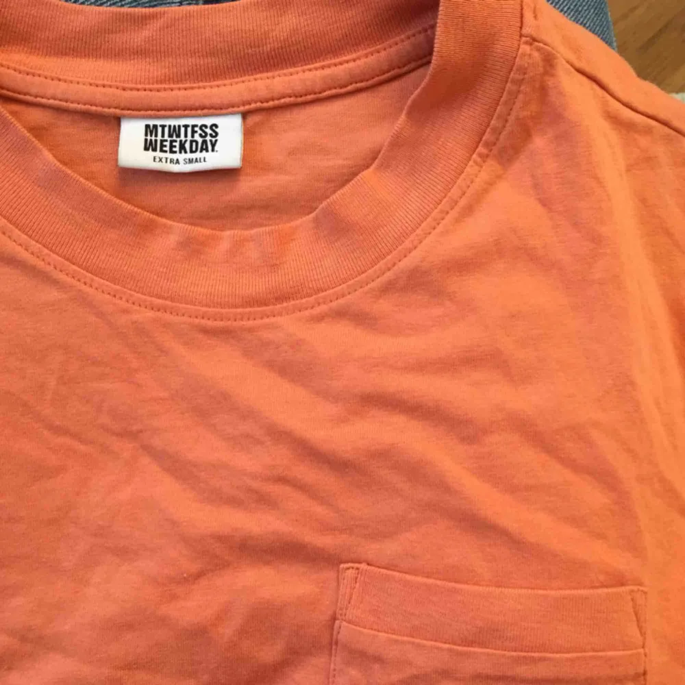 T-shirt från Weekday, storlek xs. Fantastisk, varm orange nyans. Kan eventuellt mötas i Stockholm. Hör av dig om du har frågor. T-shirts.