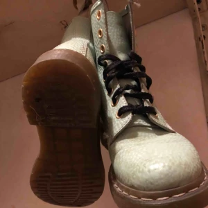  - Mintgröna Dr.Martens boots i snyggt slitet skick. Kan hämtas i Uppsala eller skickas mot frakt