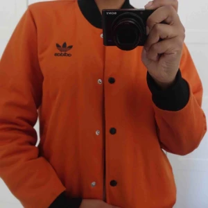  - Adidas jacka köpt i Los Angeles