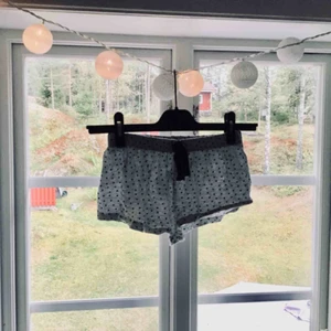  - Söta pyamasshorts från love and lounge! Storlek S, men passar även XS. De är ljusgrå och har en liten rosett längst fram! Köpta på en loppis. Jättefint skick! 