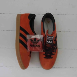  - Adidas Trinidad, aldrig använda - obs att det är olika färger på skosnörena (går ju dock bara att byta om man vill) 