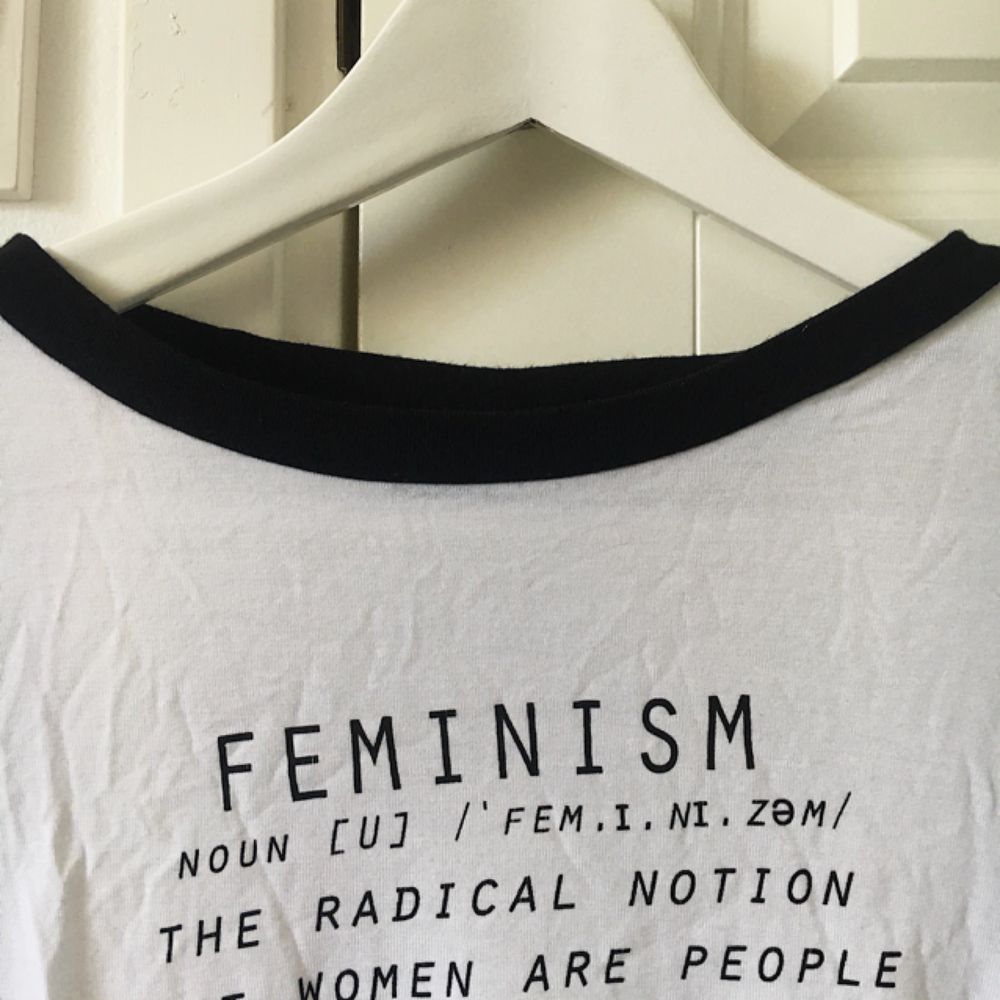 Superskön ombloggad t-shirt från H&M, med ordet feminism som tryck! Väldigt lätt och skönt material, köparen står för frakt :). T-shirts.