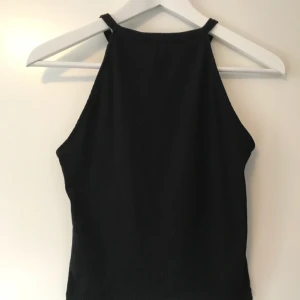  - Söt croptop med hög krage. 63% Polyester, 34% Bomull, 3% Elastan. 3 för 2 på alla annonser.
