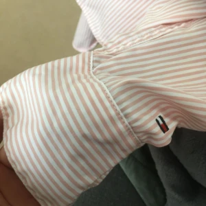  - En jättefin skjorta som är köpt på Palma! Storlek M. Säljes för den aldrig används