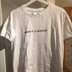  - Stilren vit Gant tisha. Super skick pga inte använt speciellt mycket.